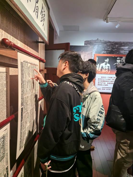 男人在打电话AI 生成的内容可能不正确。